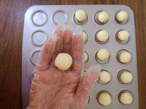 10、将大的椰蓉球，分成10克一个的小椰蓉球。