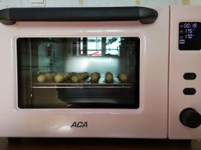 12、预热完成，将烤盘置烤箱中，烤制13分钟，椰蓉球表面金黄色即可。待椰蓉球降温后，就会变得脆脆的了。