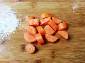 胡萝卜削去皮切成丁