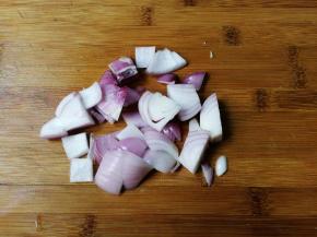 洋葱剥去皮切成丁