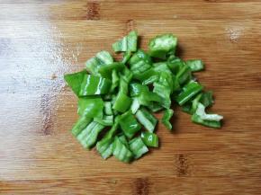 泡椒去籽切成小块