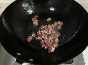 热锅凉油放入眼肉牛排丁