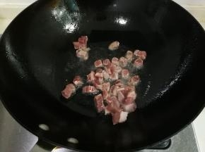 热锅凉油放入眼肉牛排丁