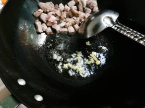 推到锅边，放入姜粒煎出香味