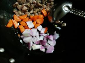 放入洋葱翻炒片刻