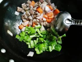 放入泡椒翻炒变色