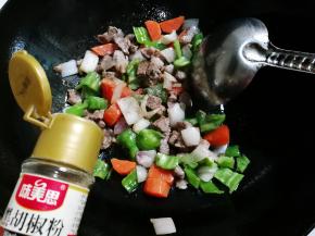 撒入少许黑胡椒粉