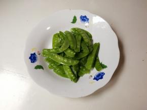 荷兰豆撕去丝洗净