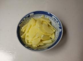 土豆削去皮切成片