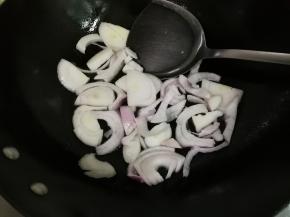 热锅凉油放入洋葱炒出香味