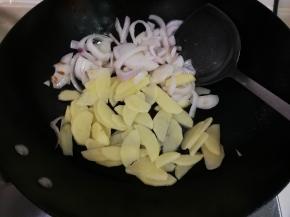 放入土豆片翻炒片刻