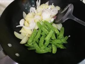 放入荷兰豆翻炒片刻