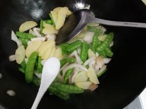 放入一小勺盐