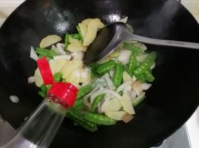 放入一勺生抽