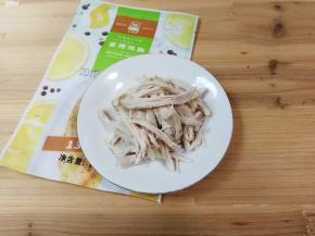 取出稍微凉一下撕成丝