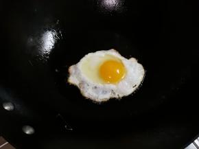 热锅热油放入鸡蛋中火煎金黄