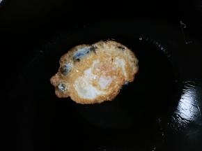 翻面再煎金黄，蛋白脆脆的非常香，喜欢吃溏心蛋可煎的时间减少一点