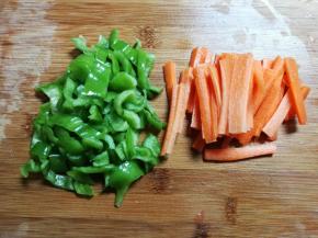 胡萝卜去皮切条，泡椒去籽切成条