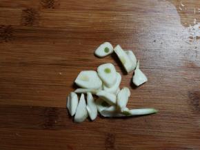 蒜瓣剥去皮切成片