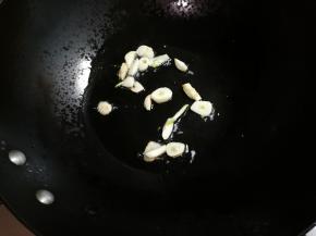 热锅凉油放入蒜片煎出香味