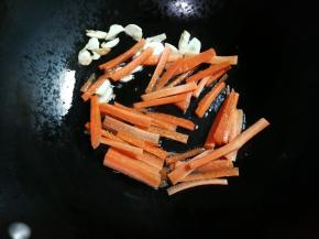 放入胡萝卜炒至变色
