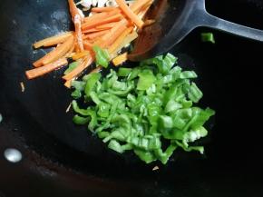 放入泡椒翻炒片刻