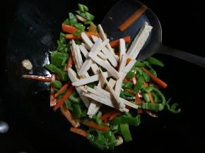 放入味干翻炒片刻