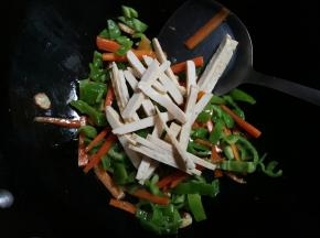 放入味干翻炒片刻