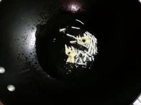 热锅凉油放入姜丝煎出香味