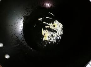 热锅凉油放入姜丝煎出香味