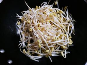 放入黄豆芽翻炒片刻