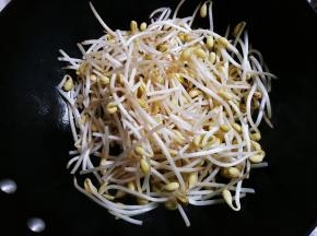 放入黄豆芽翻炒片刻