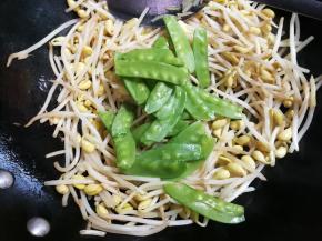 放入荷兰豆翻炒变色