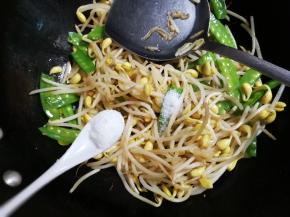 放入一小勺糖翻炒均匀