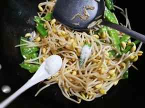 放入一小勺糖翻炒均匀