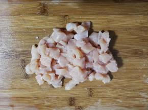 去掉筋和油脂切成丁