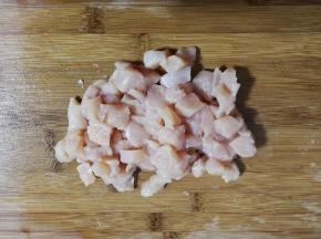 去掉筋和油脂切成丁