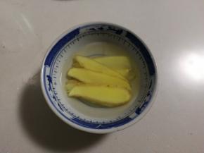 放入半碗水抓揉浸泡五分钟