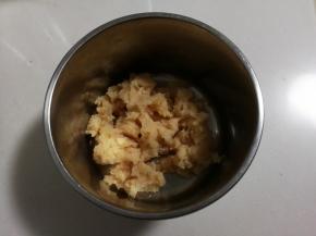 鸡脯肉剁成泥放入盆中