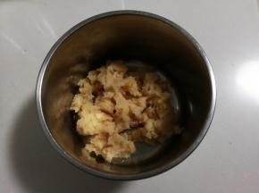 鸡脯肉剁成泥放入盆中