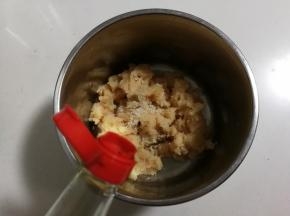 放入一勺生抽