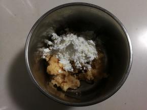 放入两勺玉米淀粉