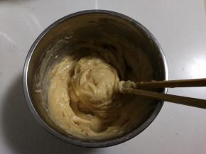 顺时针搅拌至有粘性肉糊