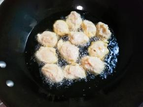 热锅热油，用勺子挖出肉糊放入锅中炸