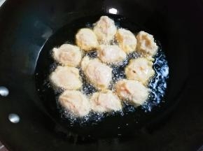热锅热油，用勺子挖出肉糊放入锅中炸