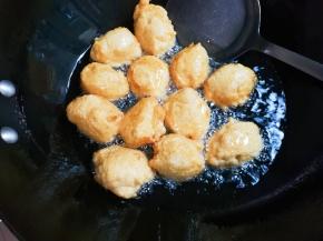 炸至金黄，中途勤翻面