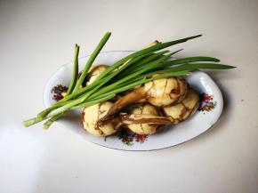 准备好茨菇，青蒜