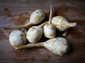 剥去茨菇外皮洗净