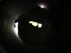 热锅凉油放入姜片煎出香味