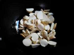 放入茨菇翻炒